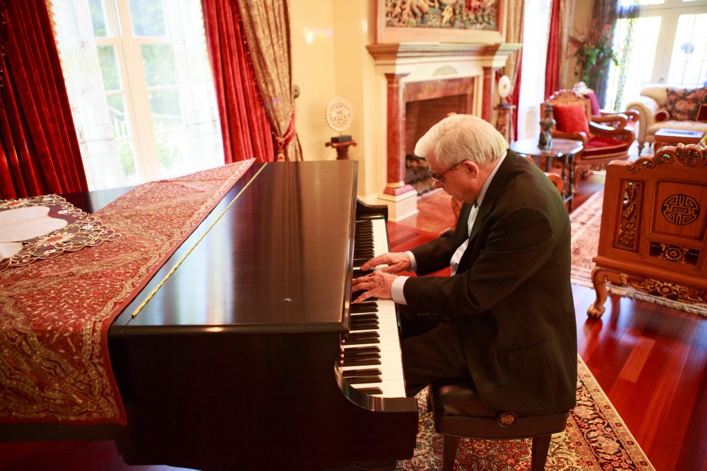 Jazz pianist, Joe Servello, set the mood.